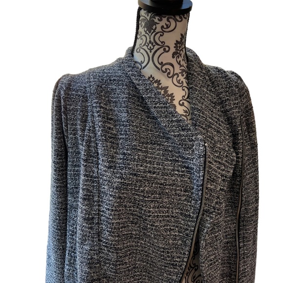 Pre-loved Banana Republic crop tweed jacket. Black and gray shimmery material. - Picture 5 of 14